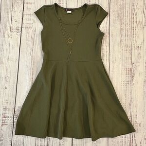 💥2/$15💥 MYTH Army Green Teen XL Cap Sleeve Flared Dress With Gold Toned Chain